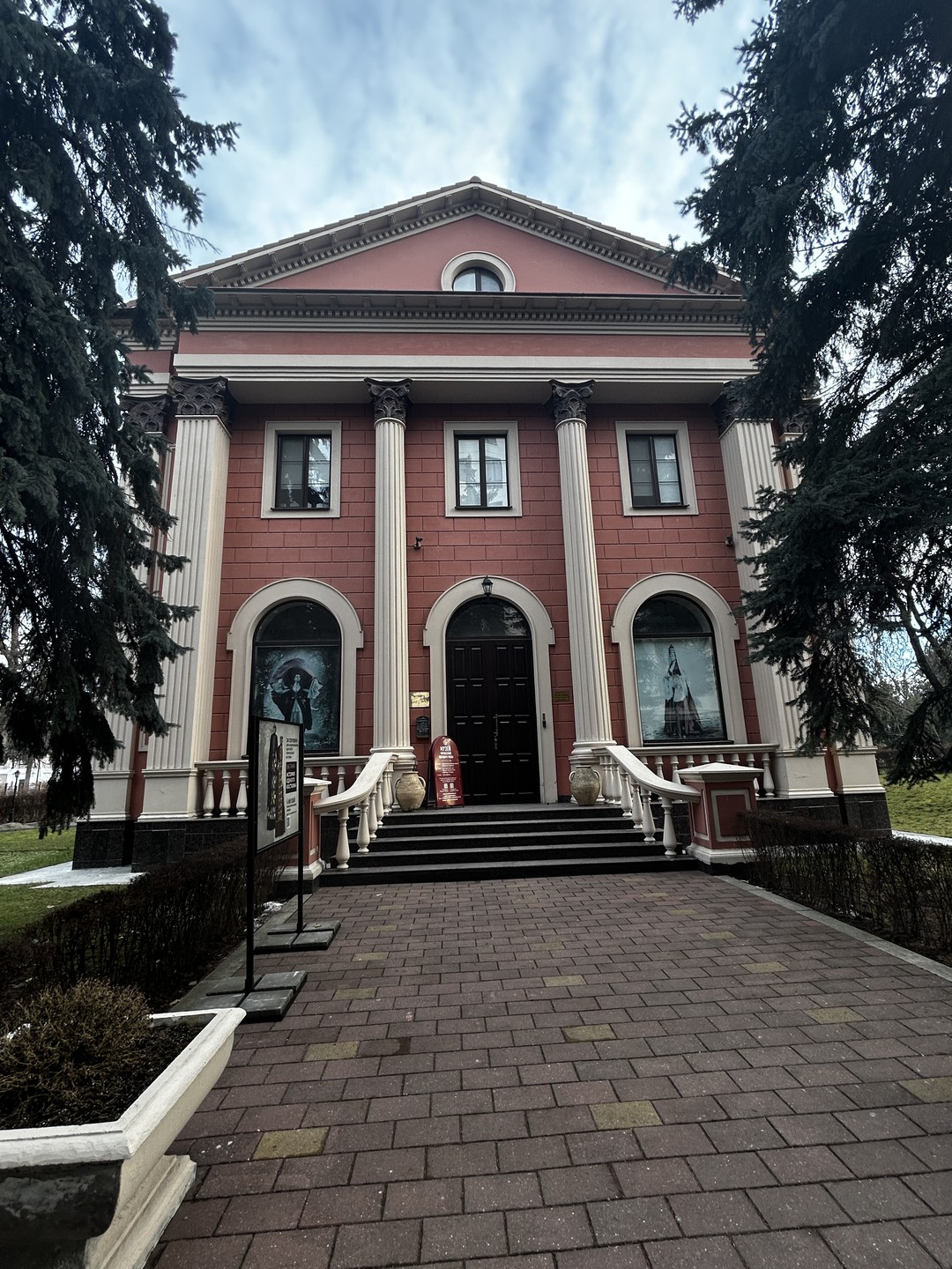 Были на данной экскурсии 31.01.26 вдвоём с супругом. Интересный формат - аудио спектакль с музыкальным и