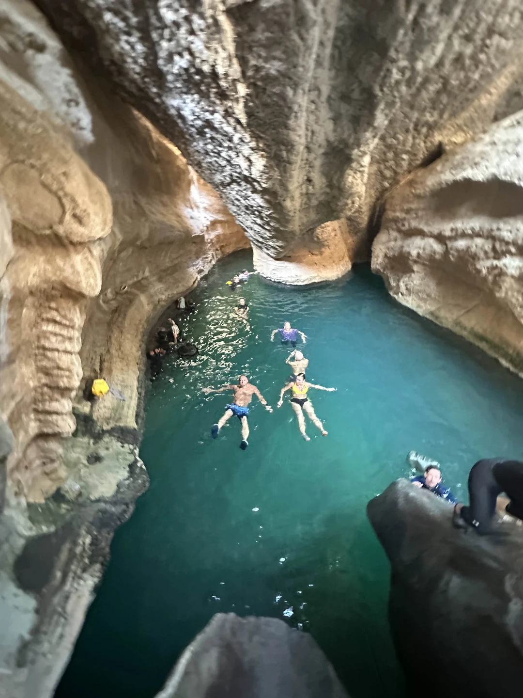 Прекрасная поездка, очень красивые места, купание в озере особое удовольствие, можно попрыгать с высоты в воду