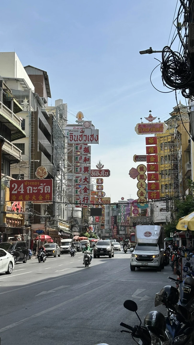 Экскурсию для нас провел Йен, интереснейший парень и гид. Посмотрели Бангкок с разных сторон, покатались по