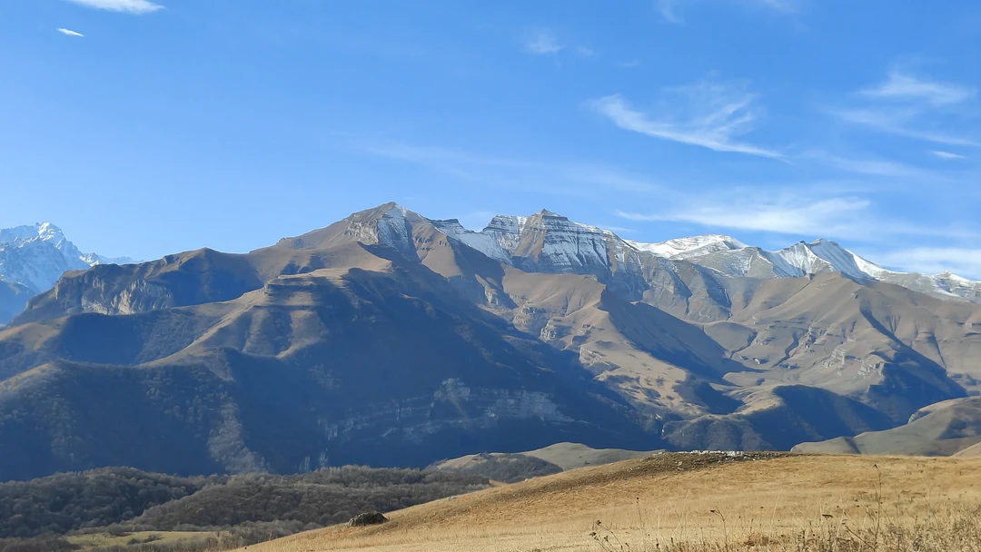 Отличная экскурсия! Посетили 3 локации: пещера, глаз дьявола и ущелье. Увидели пастбище и лошадей. В пещере