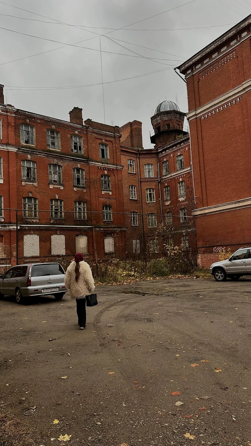 Классный формат аудио спектакля, когда не зависишь от гида. Для этого места подходит идеально. Получили с