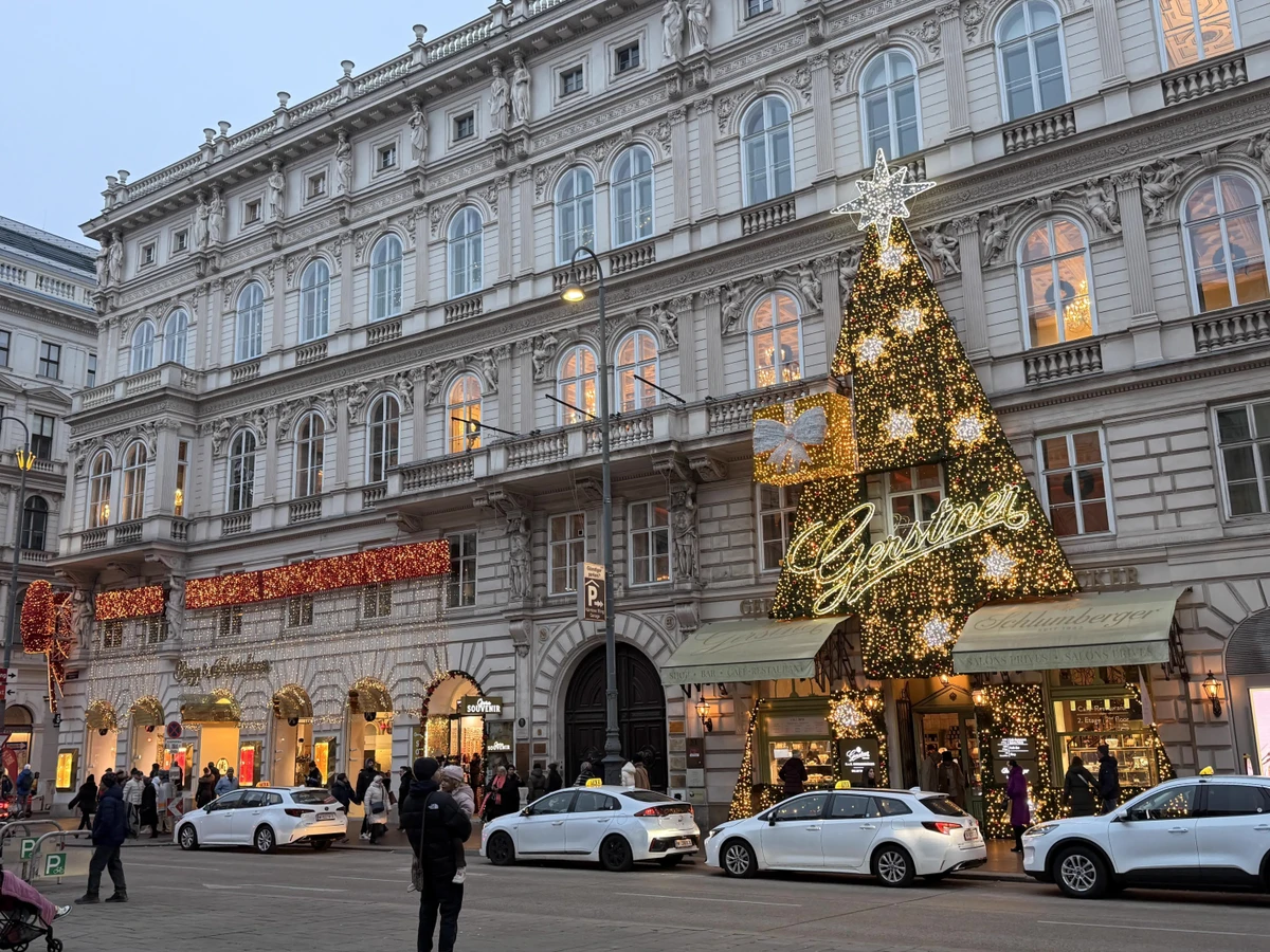 Вечерняя новогодняя сказка и огни старой Вены