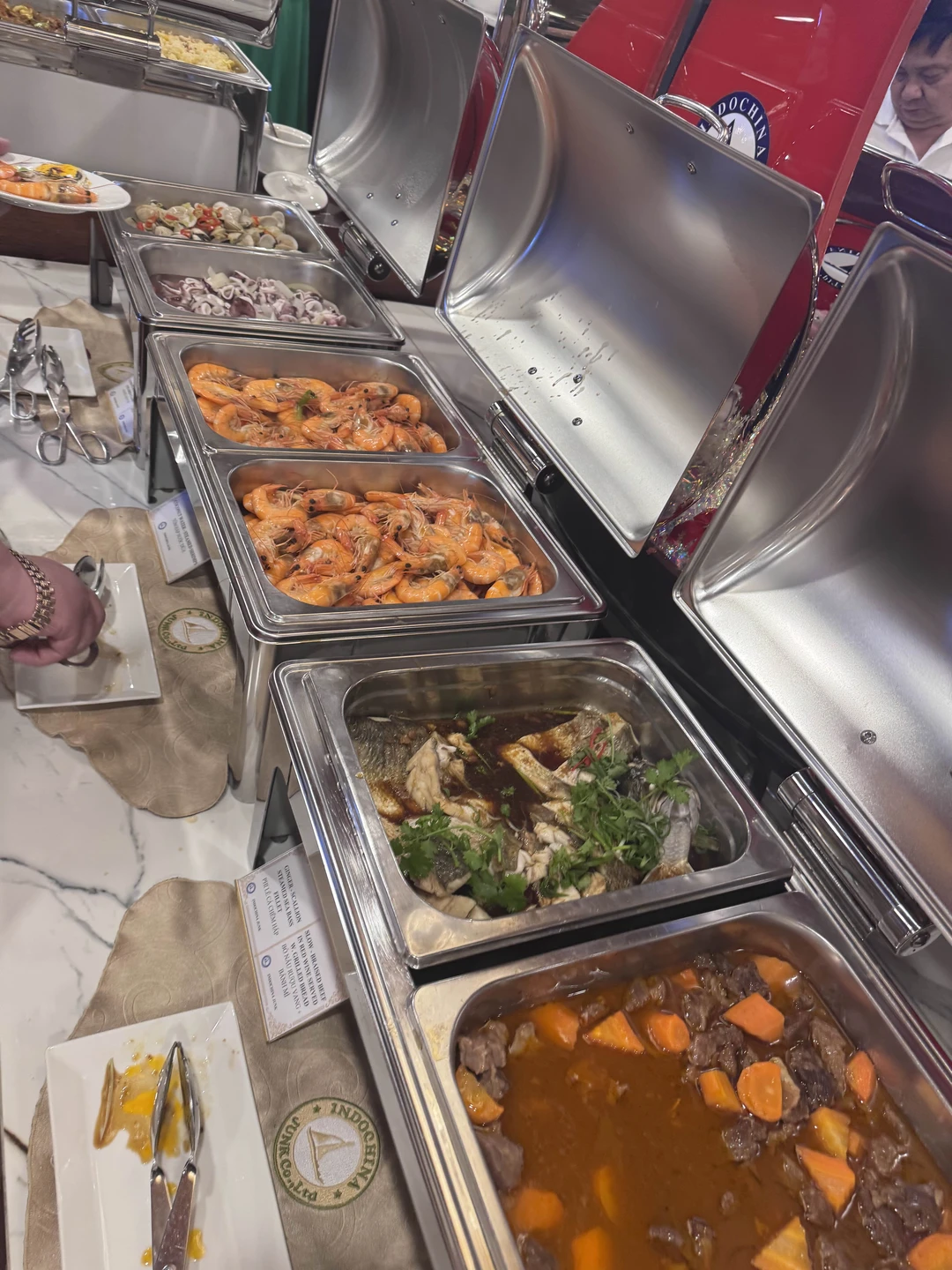 Кухня вкусная, обновляют постоянно, морепродукты, мясо, салаты, фрукты и т. п. вино тоже вкусное (можно принести