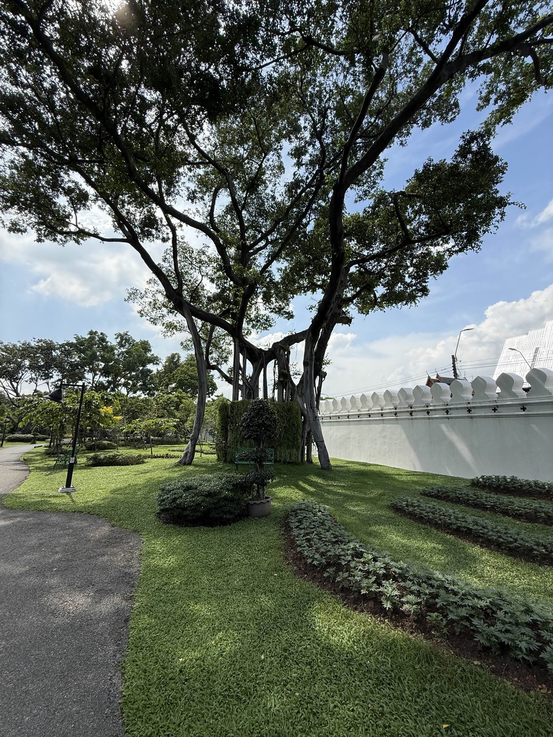 Отличная экскурсия для знакомства с таким многогранным и немного пугающим неопытных путешественников городом, как Бангкок. Как