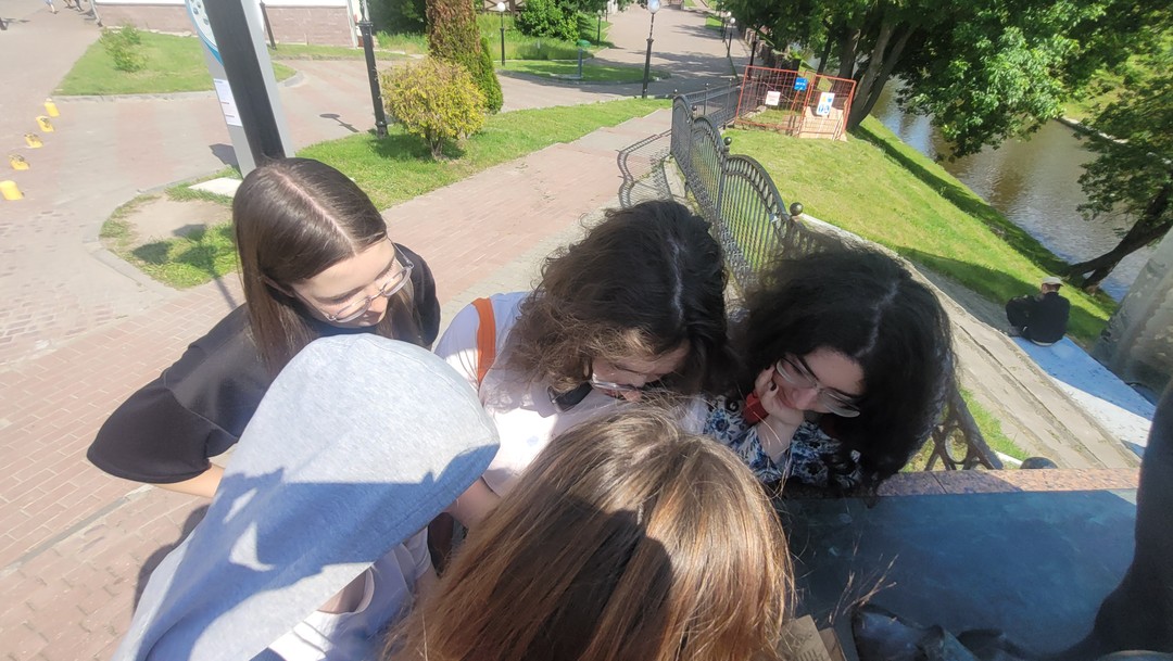 Приехали в Витебск с группой школьников - 10 класс, 11 человек. Взяли два квеста, разделили ребят