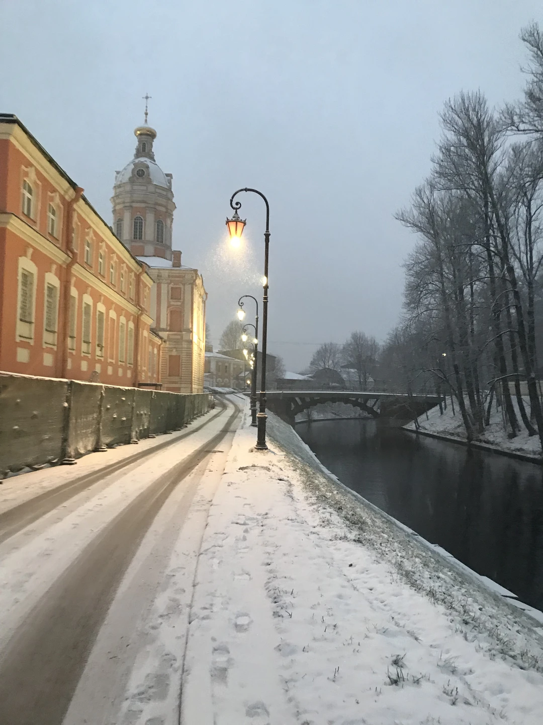 Константин- прекрасный гид! Мне повезло «окунуться» в мир истории с таким увлечённым своим делом человеком! Рекомендую!