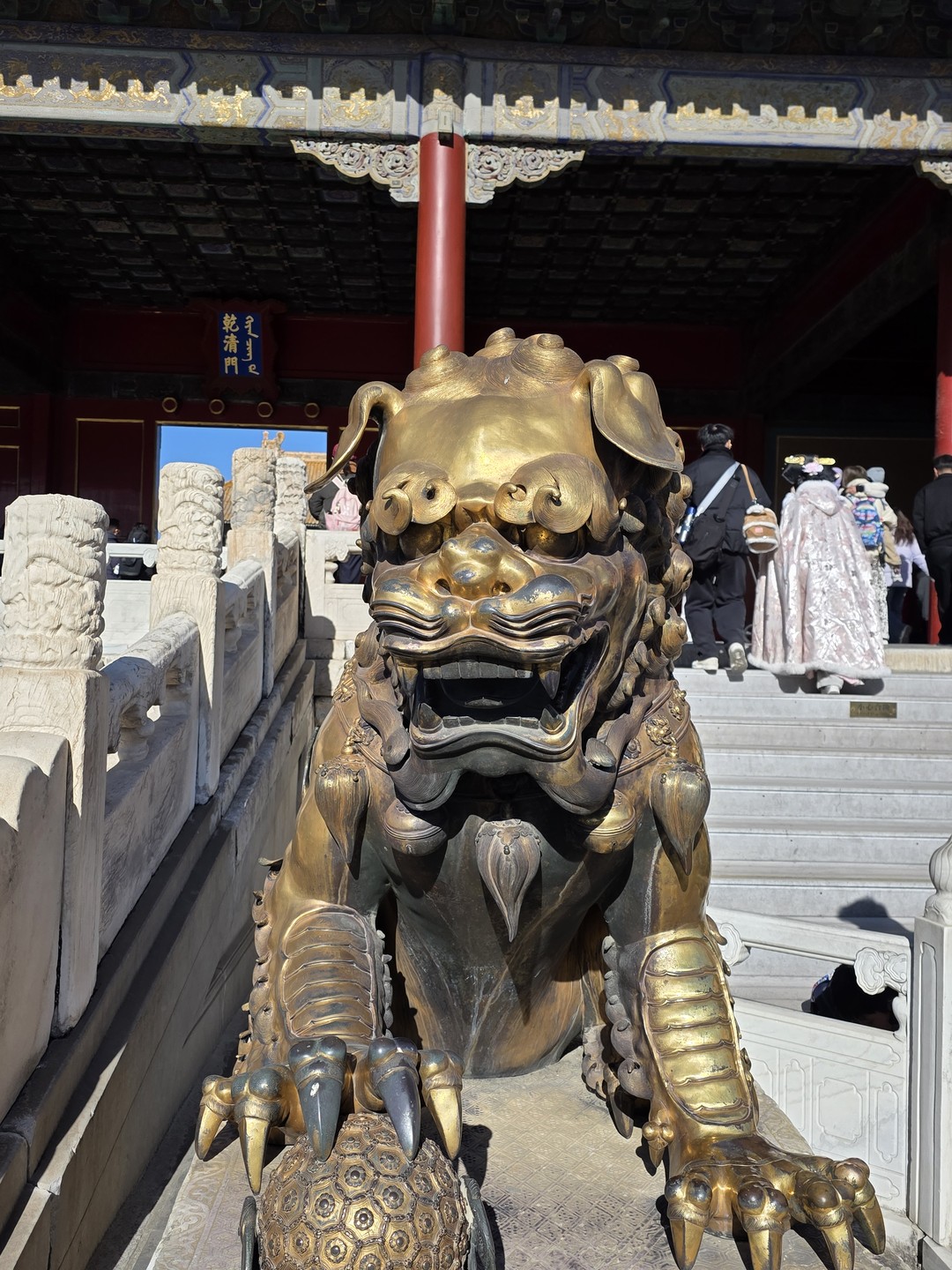 Нашим гидом был Сергей. Внимательный, доброжелательный, хорошо говорит по русски. Вся экскурсия прошла в соответствии с