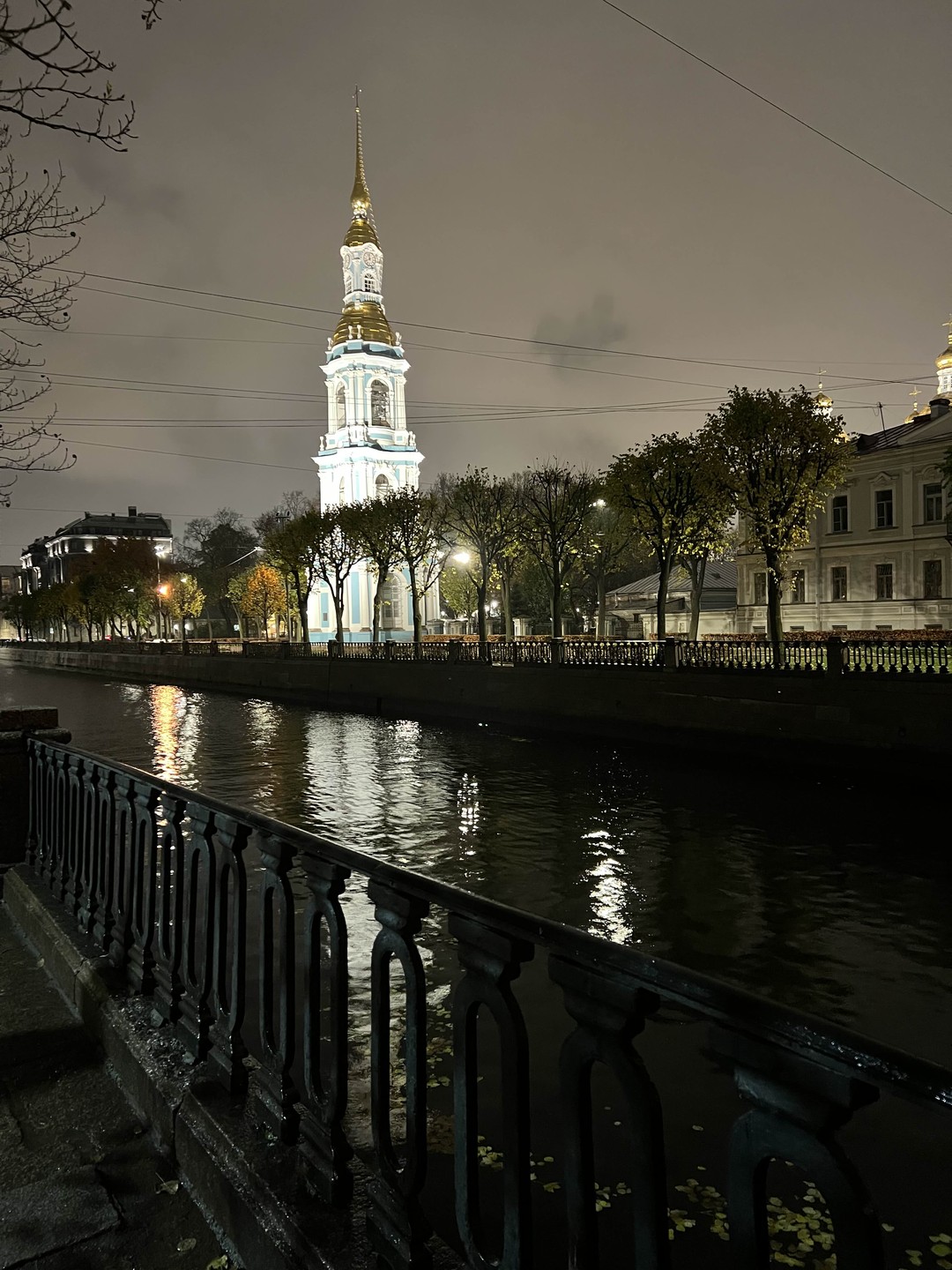 Не смотря на дождливую погоду, провели время с удовольствием. Нашим гидом был Александр Е. Рассказал много