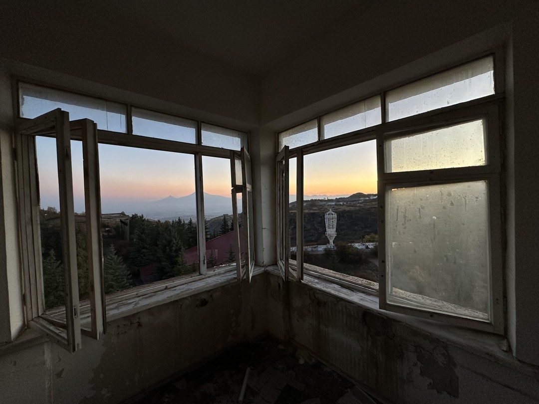 Мы были впечатлены местом, возможностью сюда попасть. Узнать историю людей, которые когда-то это создали. Благодарим Нарека