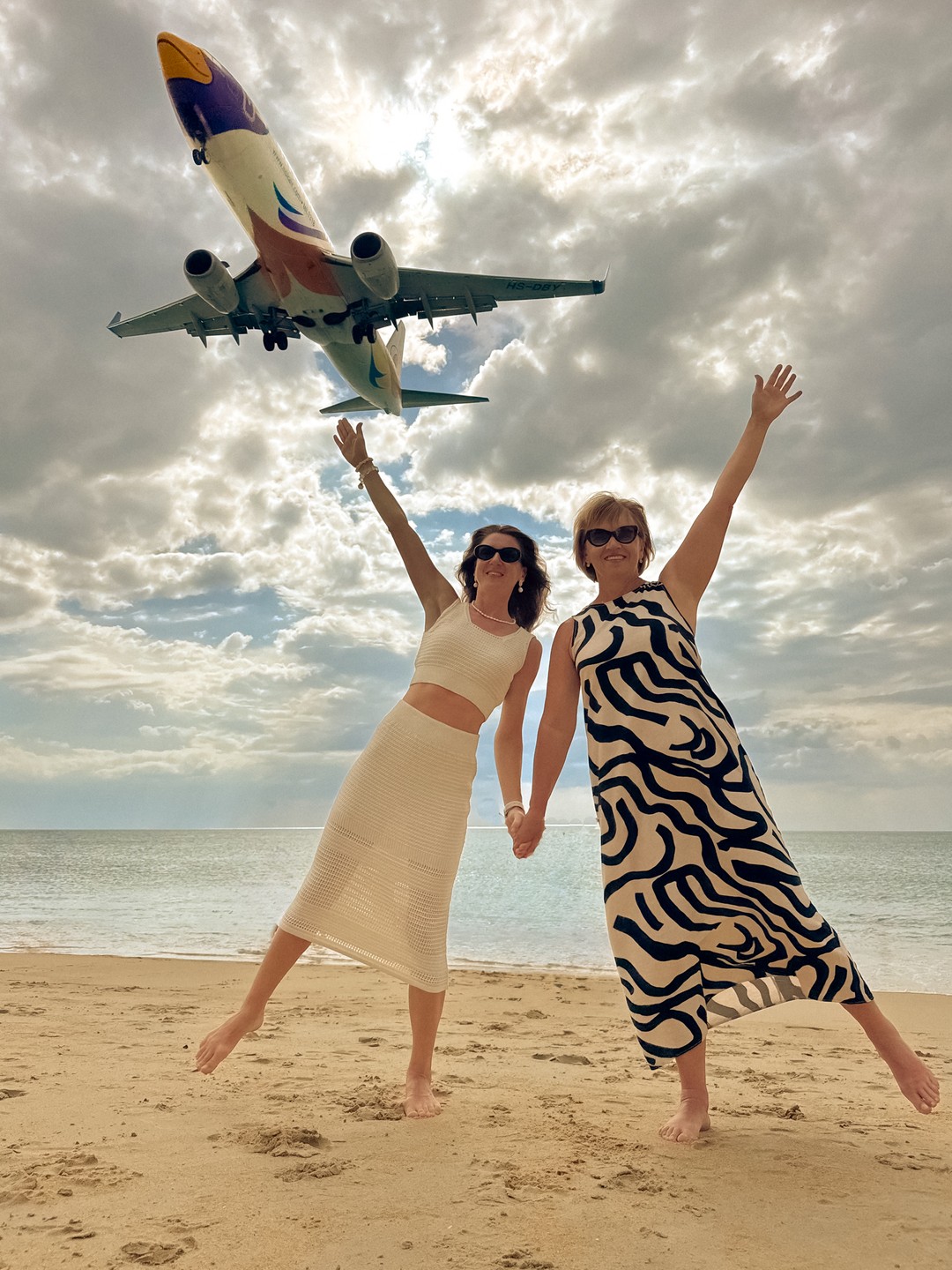 Фотосессия прошла очень комфортно. Сначала пофоткались с самолетами, а потом на пляже. Пока передвигались между локация