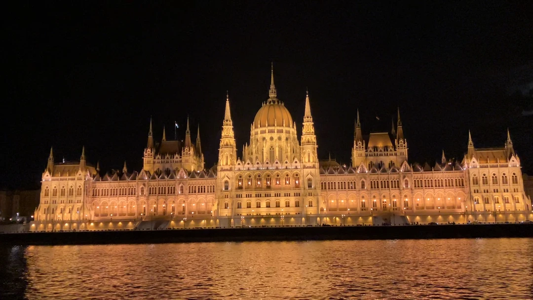 Персонал теплохода приветствовал нас и согласно купленным билетам рассаживал по своим местам. У нас был билет