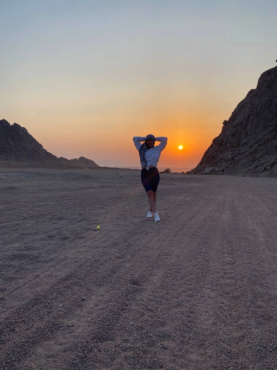 Ездили вдвоем с племянницей. В 4:30 в за нами заехали на микроавтобусе к отелю, до самой