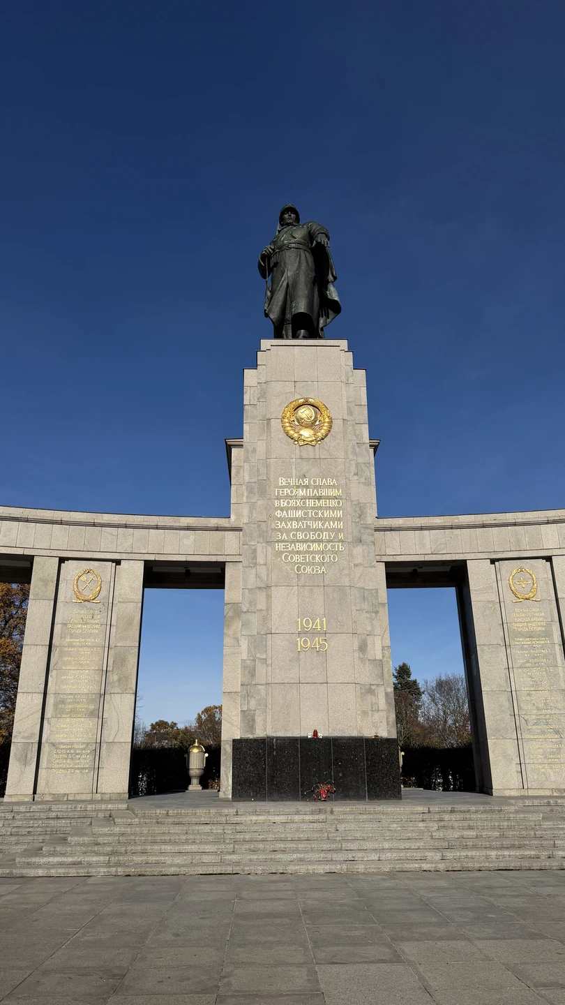 Нам очень понравилась экскурсия с Лизой, пазл начал складываться, потому что без экскурсии, без живого общения