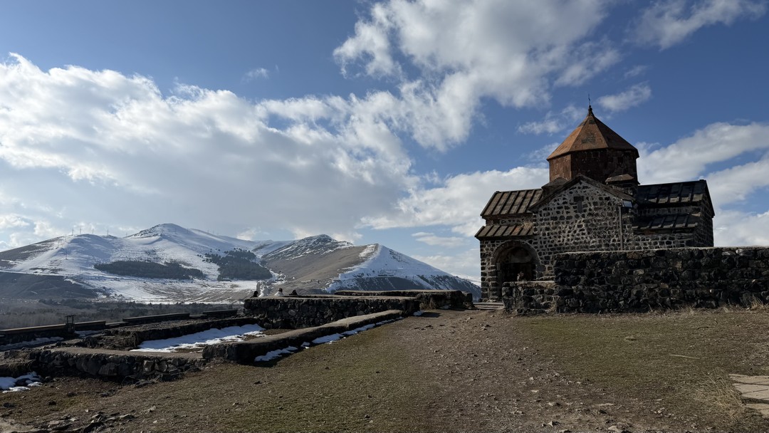 Каменная симфония Гарни, скальный Гегард и обед на озере Севан (Виктория)