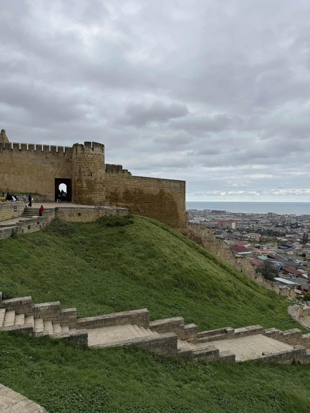 Спасибо большое Эльмире, она замечательный рассказчик, знающий и любящий свою работу