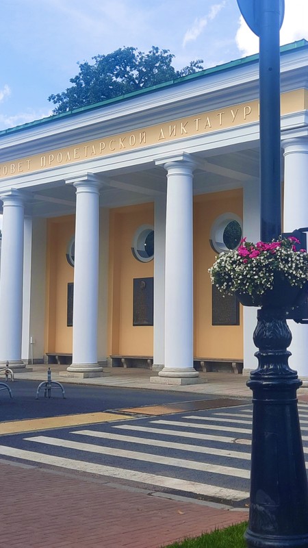 Смольный за 300 лет: от Смольного двора до убийства Кирова