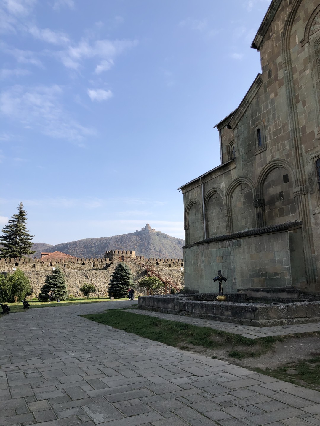 В путешествии в Джвари и Мцхету нашу компанию сопровождал прекрасный гид и рассказчик Елена. Путешествие началось