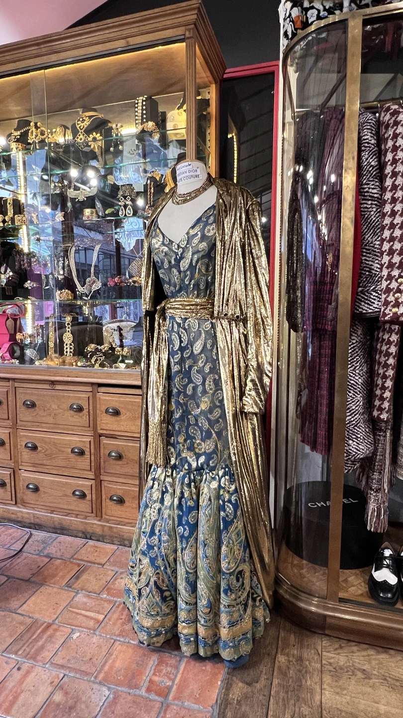 Дарья - искусствовед, прекрасно ориентируется в винтажных и антикварных предметах. Хорошо знает рынок, заводила в интересные