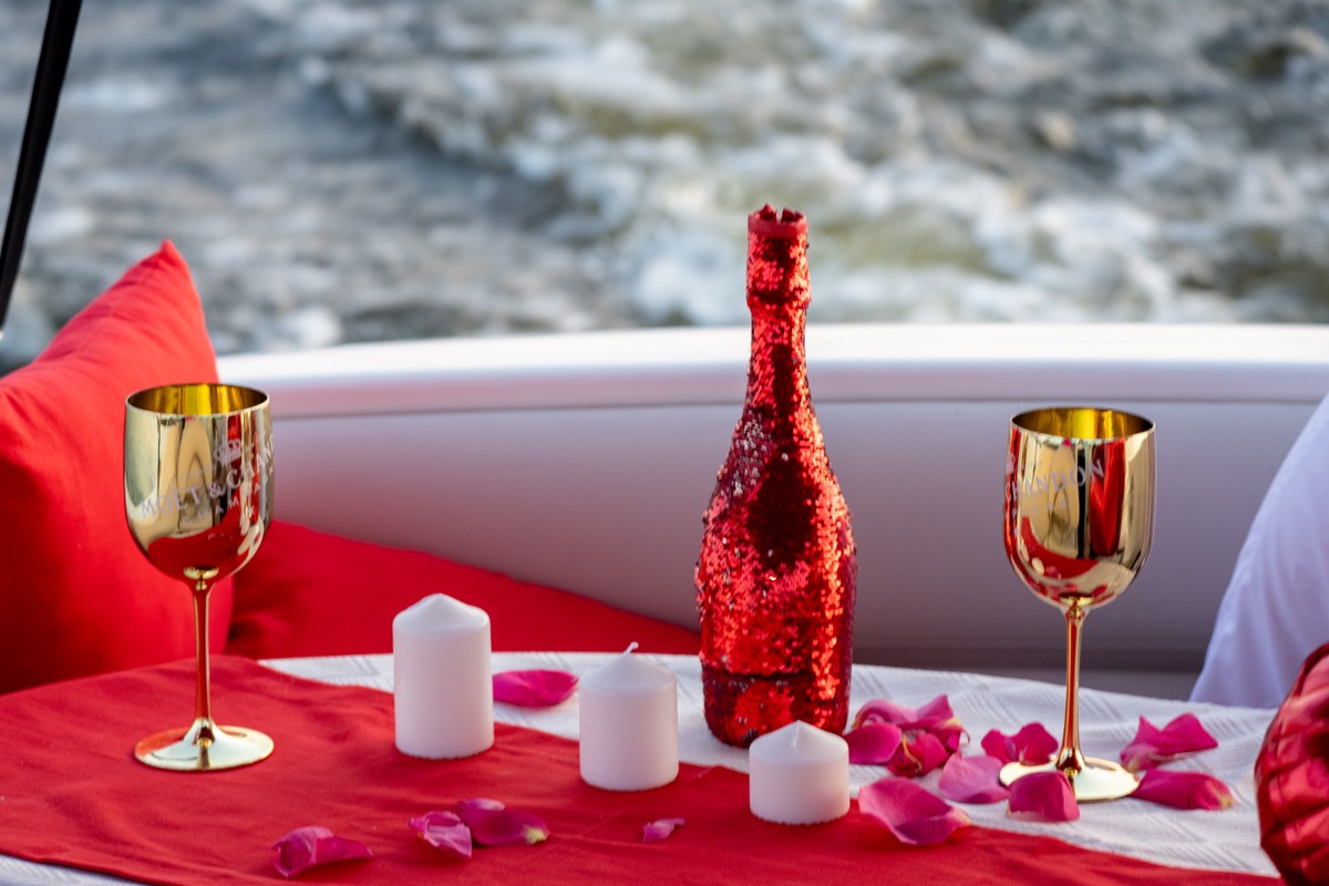 Свидание на яхте на закате по Москве (4/8)