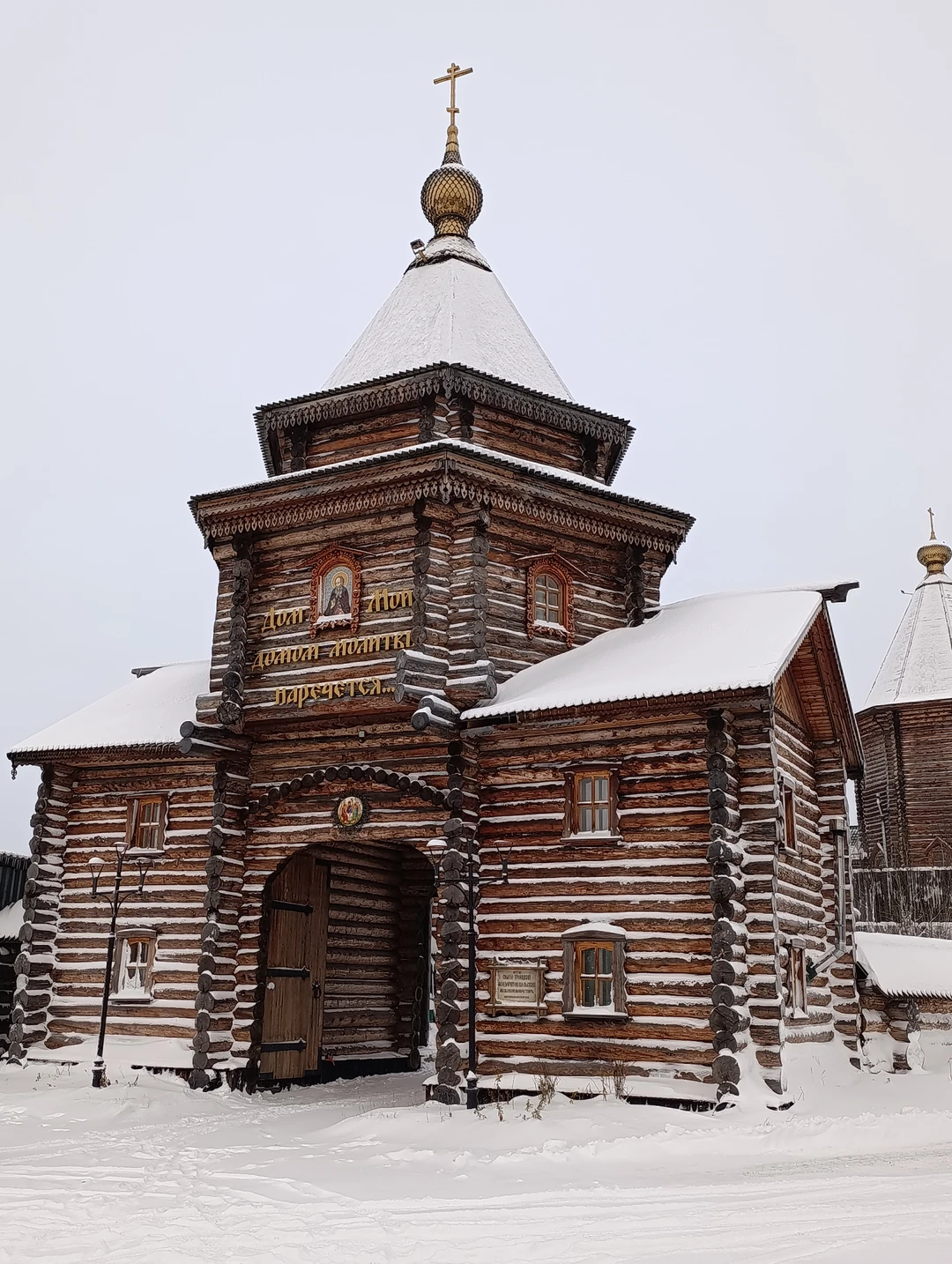 17 ноября экскурсовод Геннадий провёл нам замечательную обзорную экскурсию по Мурманску. Не смотря на не простые