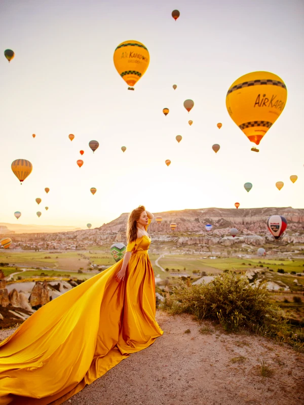 Фотосессия на рассвете на фоне воздушных шаров Каппадокии