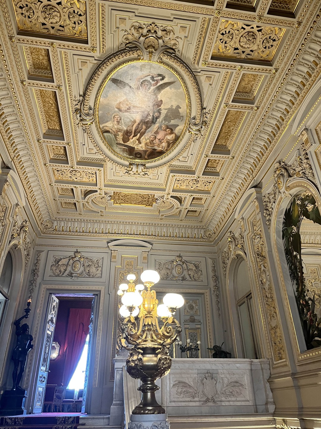 Прекрасный дворец, очень интересный рассказ экскурсовода! Прекрасная экскурсия, спасибо!