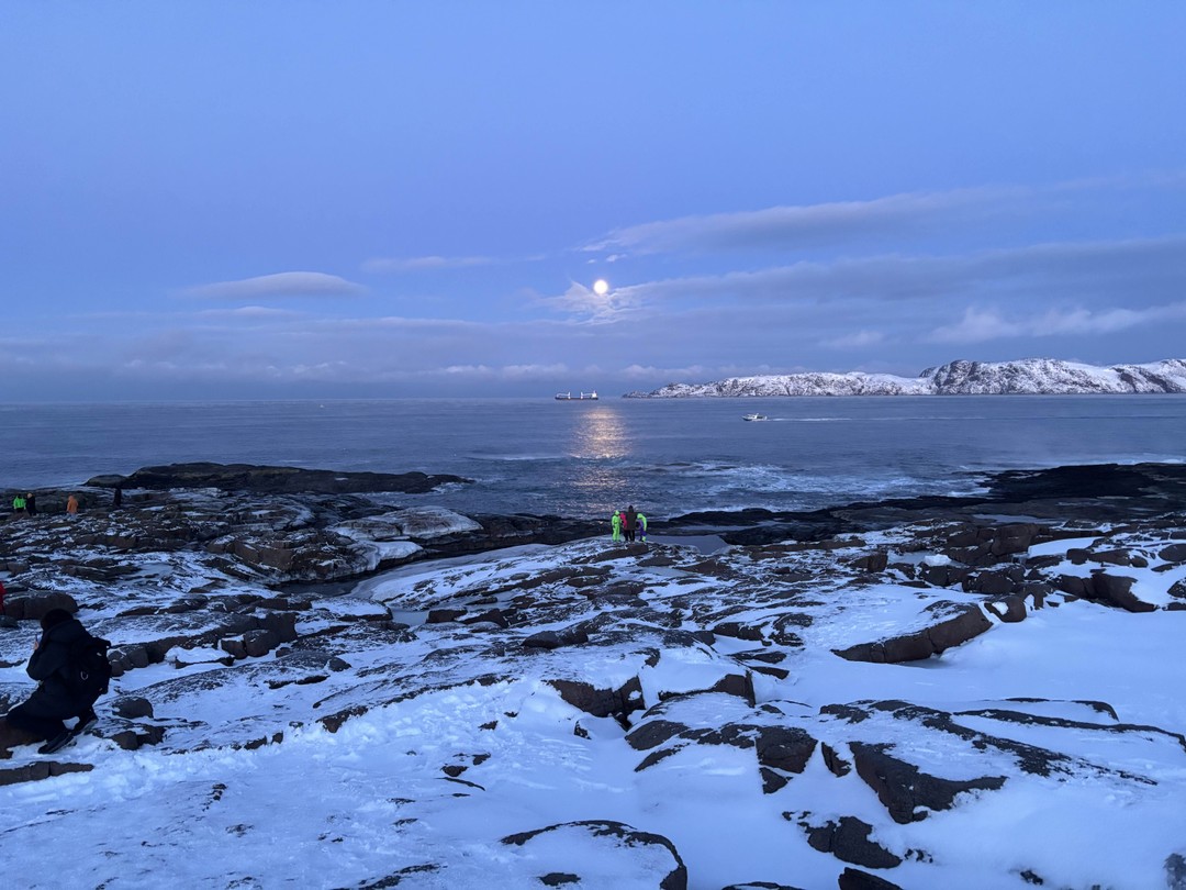 Экскурсия прошла отлично! Александр заранее связался, обговорил организационные моменты. Приехали на первую локацию до основного наплыва