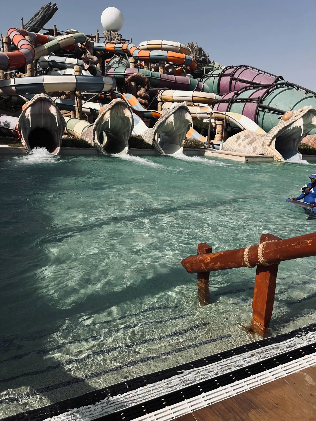 Отличный аквапарк, есть «страшные»горки, для детей тоже много чего! Фастфуд ужасный, доехали туда и обратно на