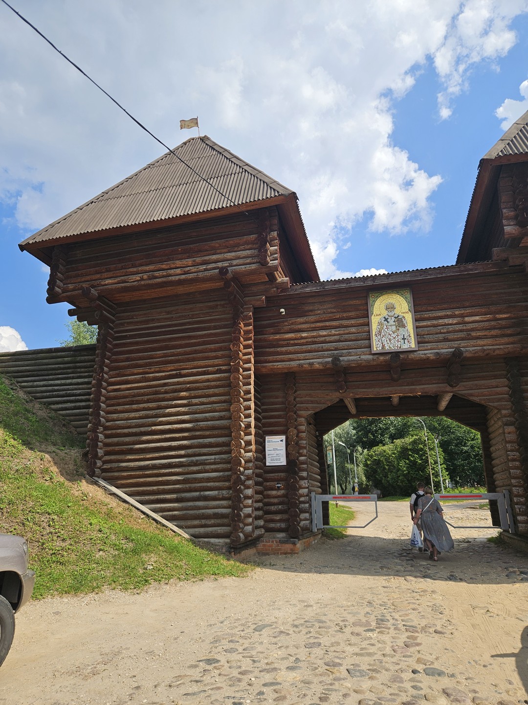 Интересная экскурсия в формате аудио-спектакля. Понравилась идея с 2 ролями: рассказчиком и духом города. Также атмосферные