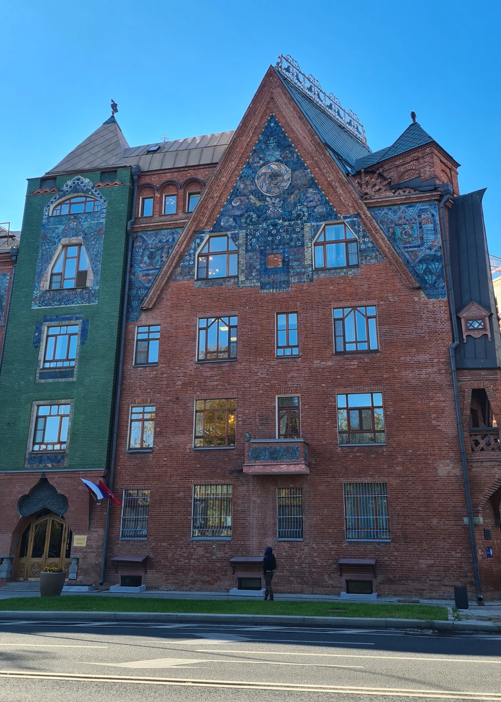 Ольга - потрясающий гид и увлечённый своим делом человек! Подача материала живая, интересная, лёгкая. Всё было