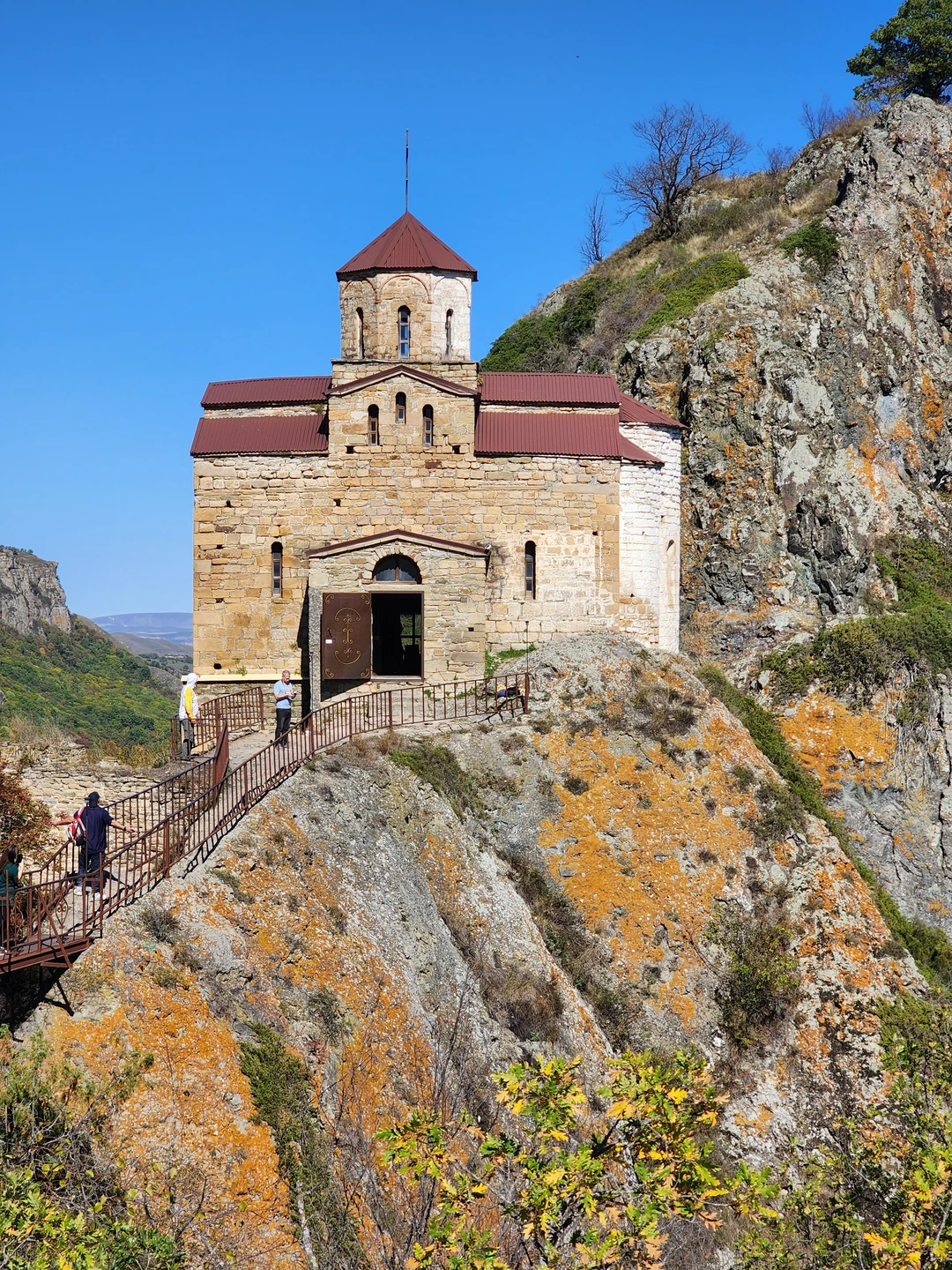 Были на индивидуальной экскурсии в Домбай вчера, 6 октября с гидом Андреем. Нас было четверо- двое