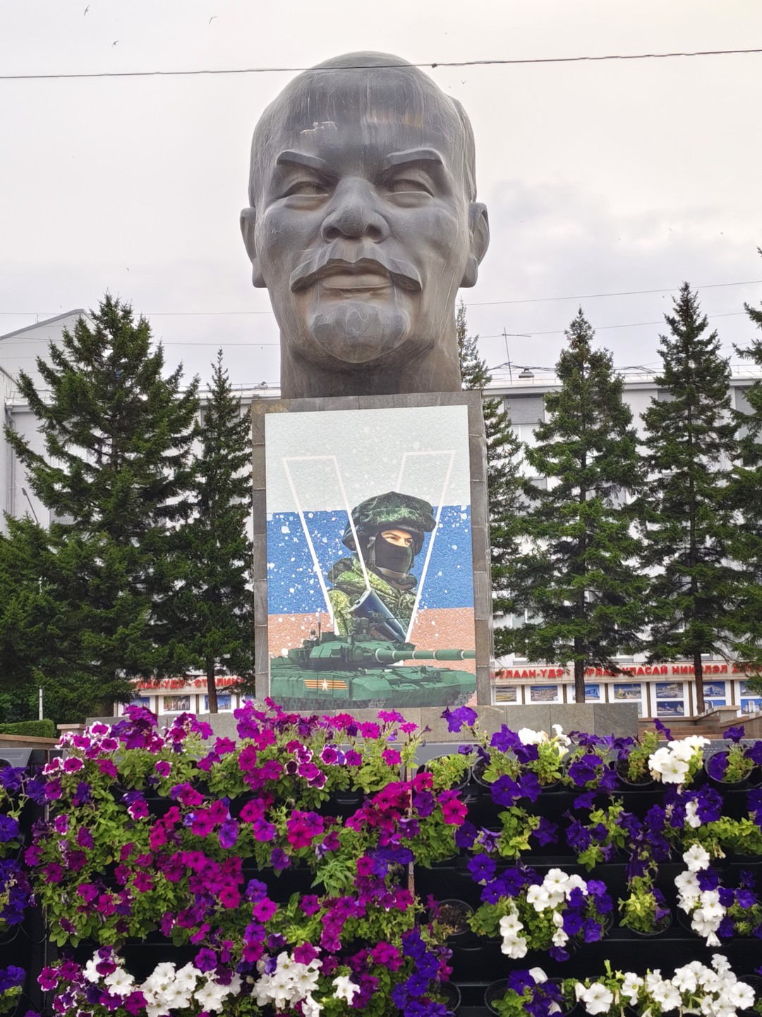 С Улан-Уде нас знакомила Лариса! Это очень круто! Прекрасный человек и знаток города мегауровня!!! Экскурсия с