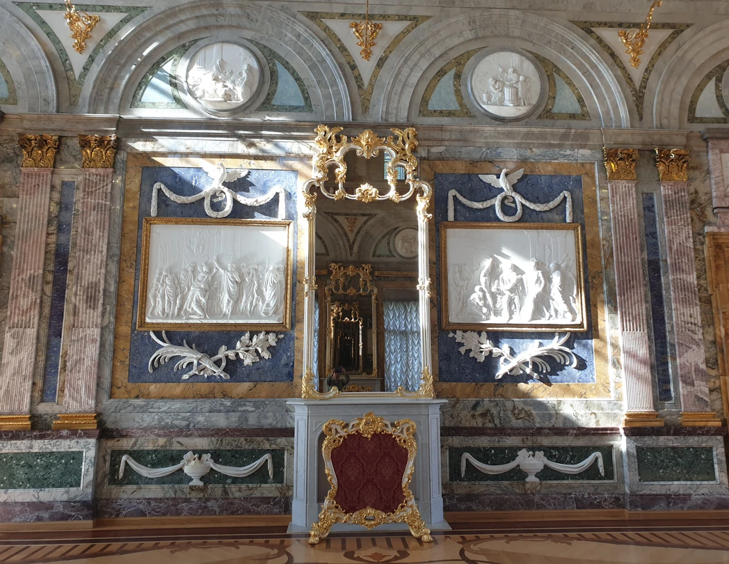 Сразу хочу пояснить за что я поставила на одну звезду меньше. Представители агенства анонсируют показ парадных