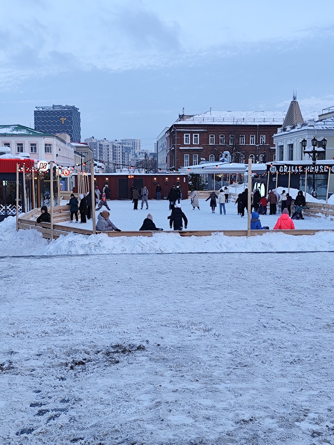 Рушана провела для нас лёгкую, непринуждённую экскурсию, которая помогла нам познакомится с знаковыми местами в городе