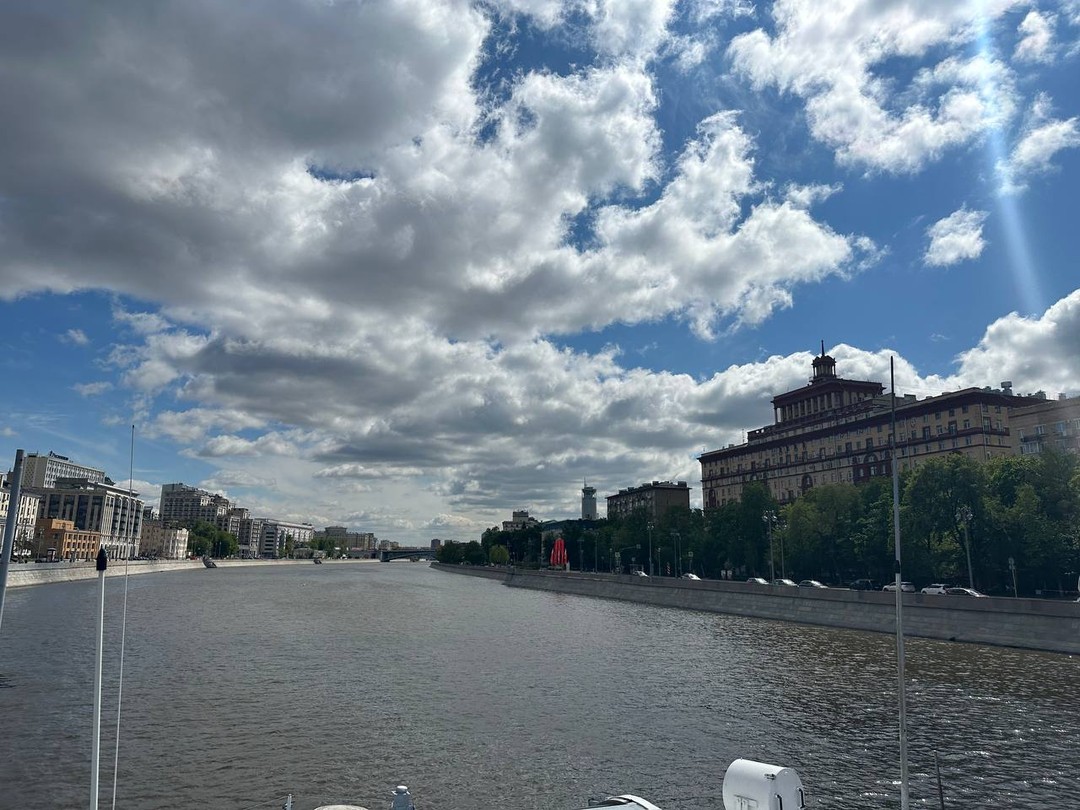 Это шикарное путешествие, нам очень-очень понравилось, виды шикарные, сам кораблик отличный, вкусно покушали, молодые ребята официанты