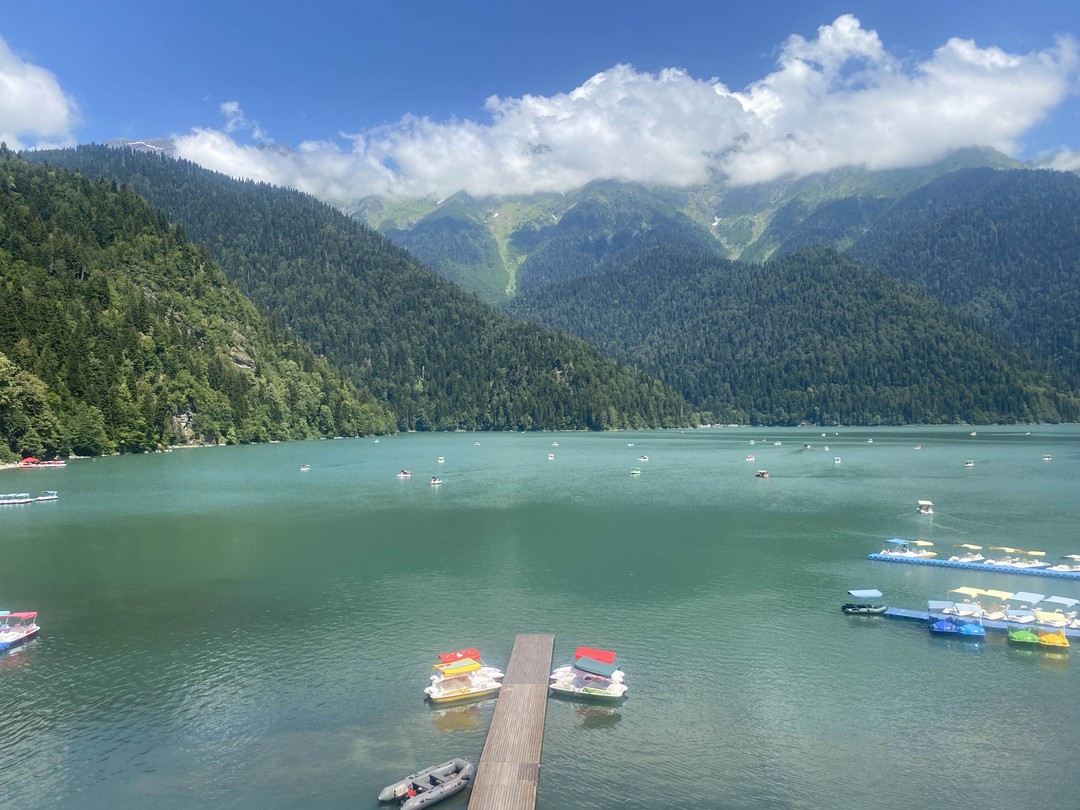 Наша поездка на озеро Рица прошла на одном дыхании. По дороге наш гид Руслан показал нам