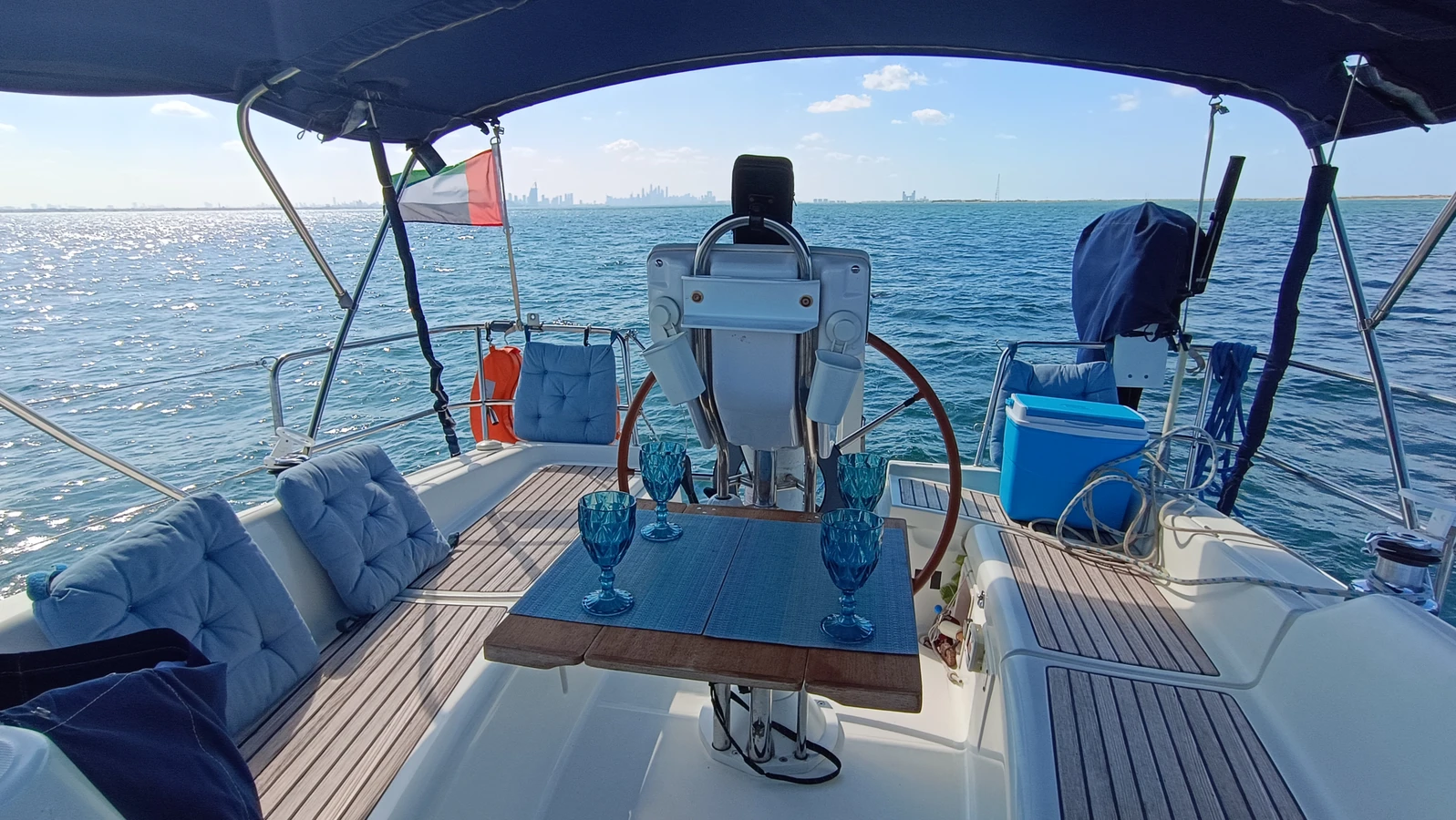 Острова Мира и панорама Дубая на парусной яхте