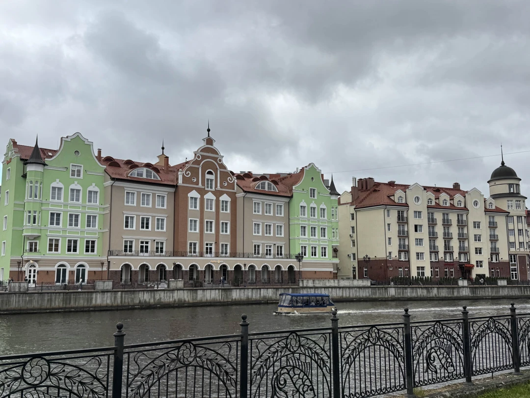 Отличная экскурсия, много полезной информации, с нами была дочка 7лет, экскурсовод очень пыталась ее привлечь к истории! Рекомендую!