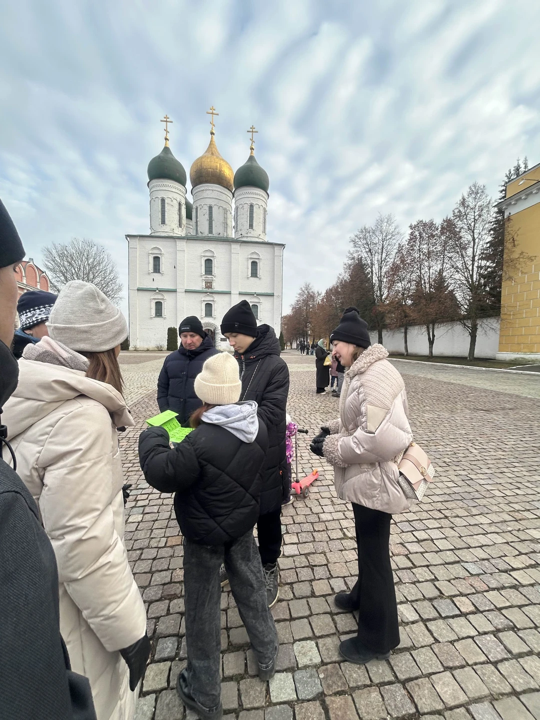Экскурсовод с чувством юмора, нашей компании это понравилось! Время пролетело незаметно и с пользой)