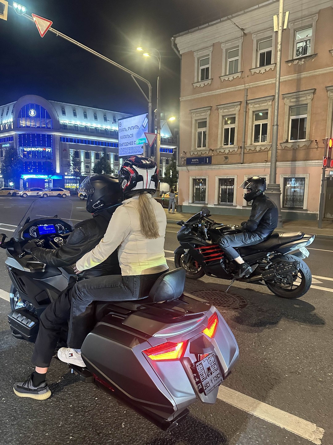 Это было одно из самых ярких впечатлений за последнее время! Сначала немного волновались — всё-таки ночь, байк, город…