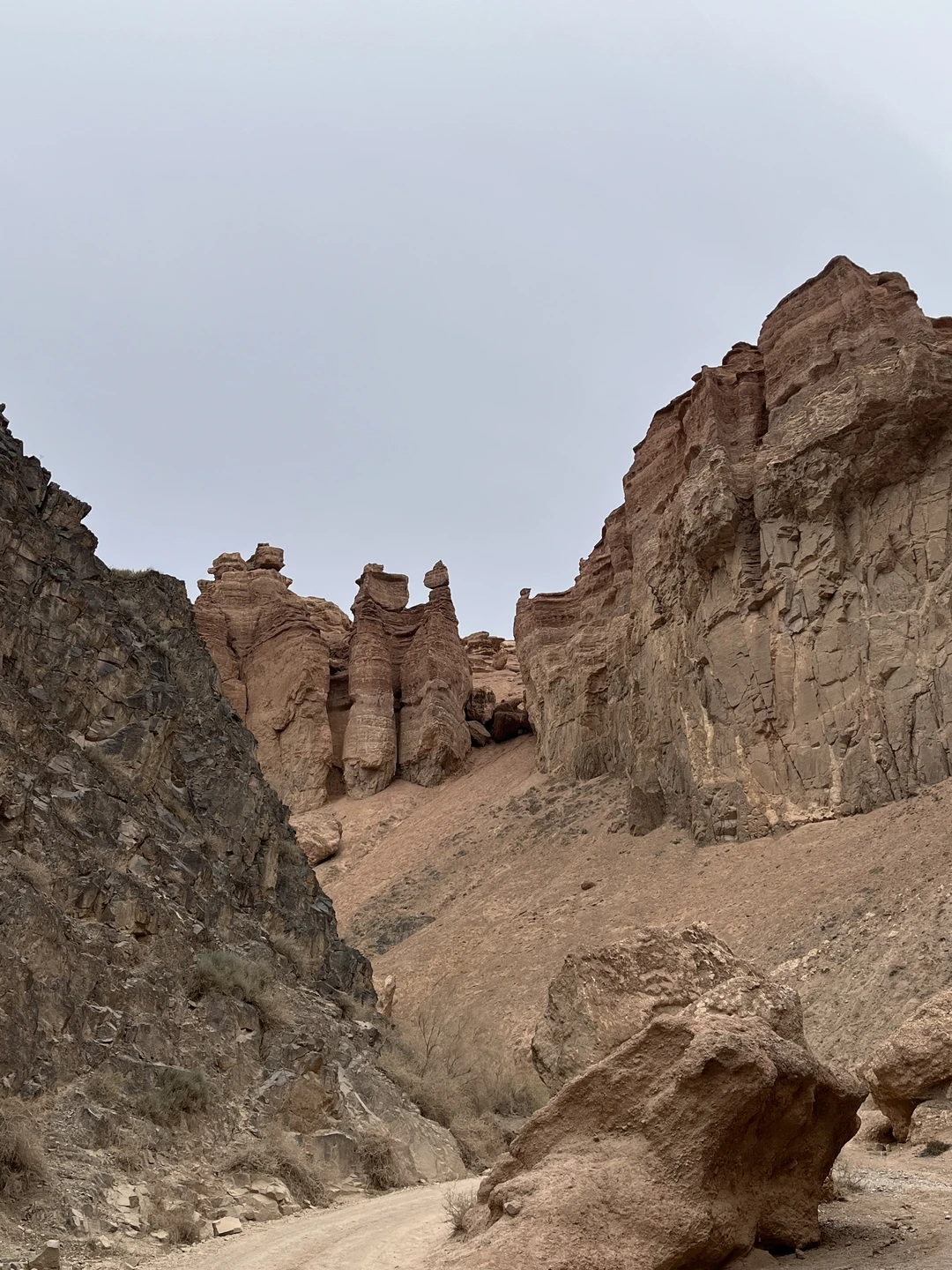 Спасибо Дмитрию за поездку! Всего за день посмотрели множество красивых мест: Чарынский каньон, Черный каньон, Лунный