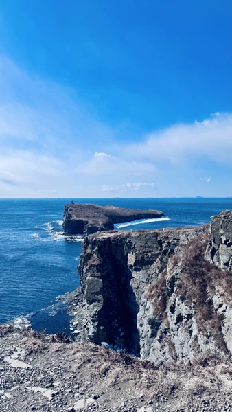 Великолепный гид, который бесподобно знает свой край, любит его и болеет душой. Игорь приятен в беседе, с ним легко преодолеваешь любые маршруты 💙