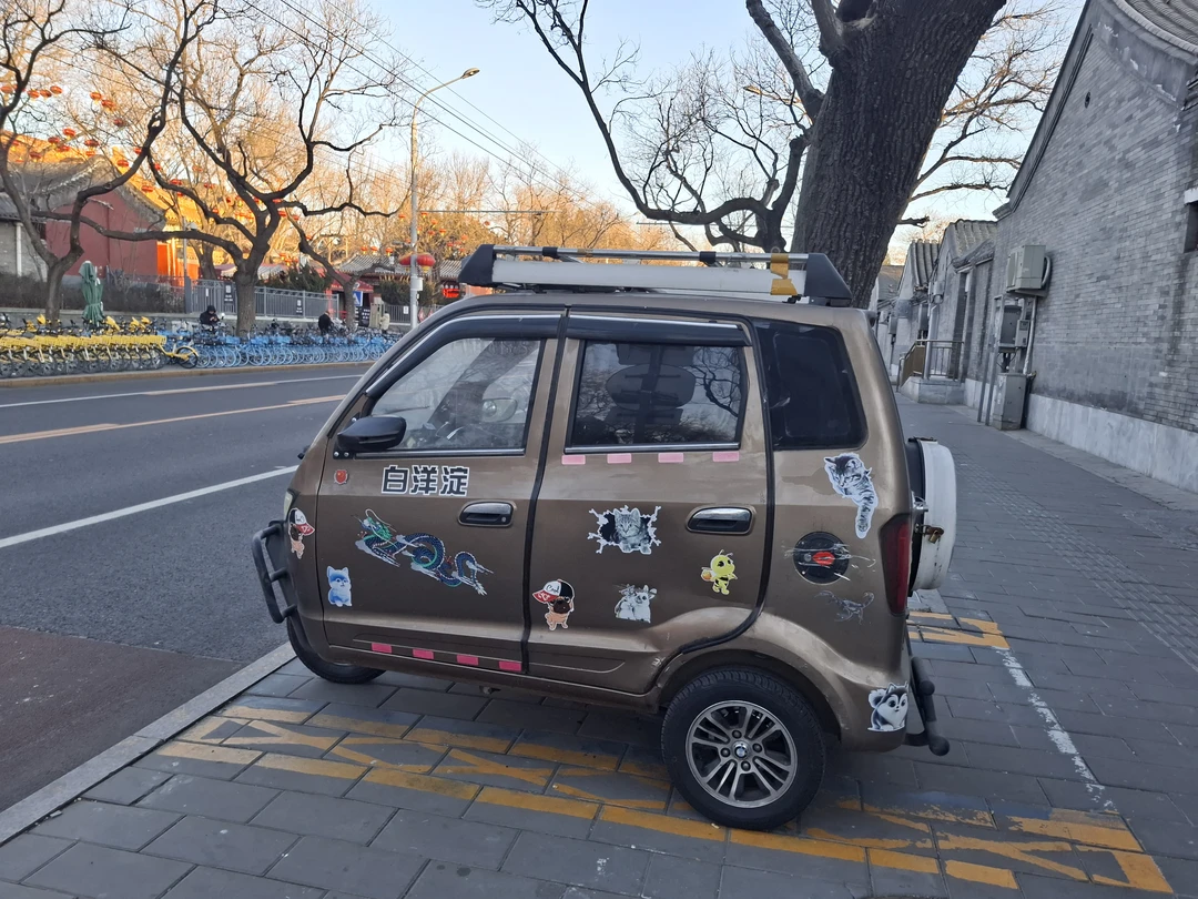 Встречались с экскурсоводом в аэропорту. Проблемы есть с интернетом. Подключите сразу VPN, а то в Китае