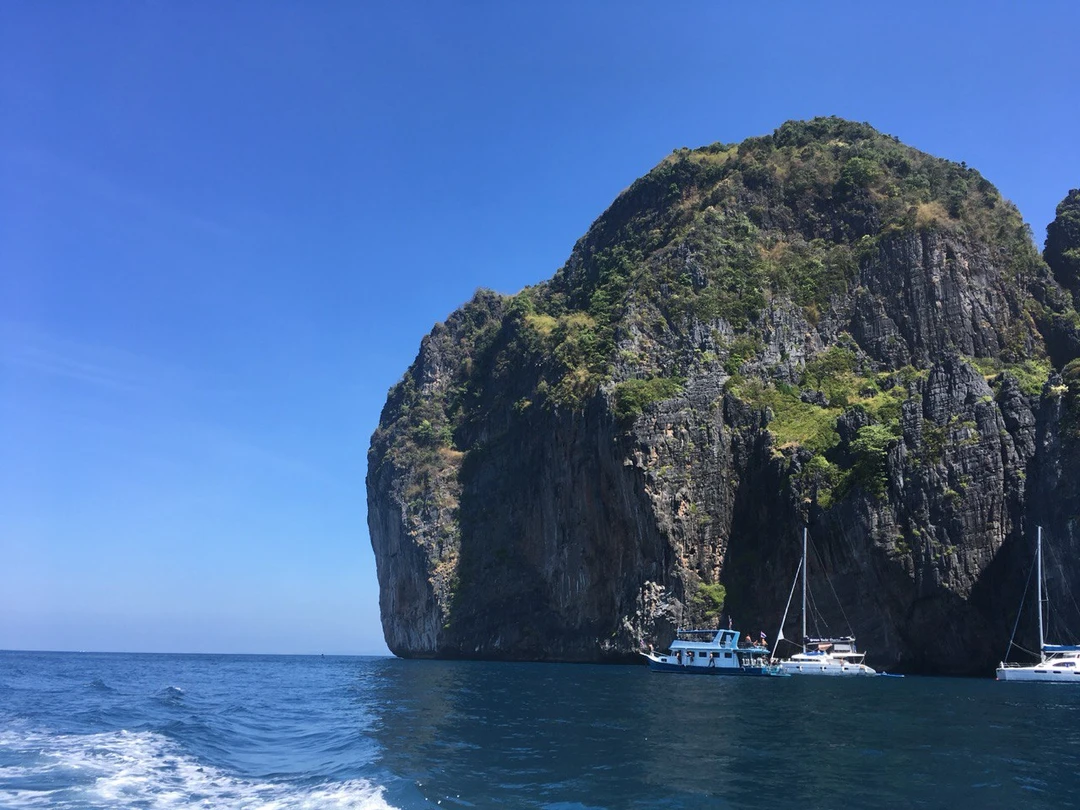 Съездил с Пхукета на Пхи-Пхи и Бамбу -просто огонь! Море такое, что глаз не оторвать бирюзовое