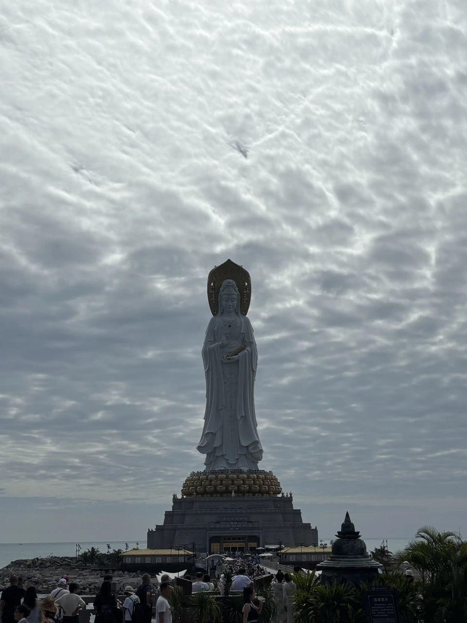 Приехала комфортная машина. Лучше договариваться выезжать в 7 утра, мы выехали в 8, захотели спокойно позавтракать.