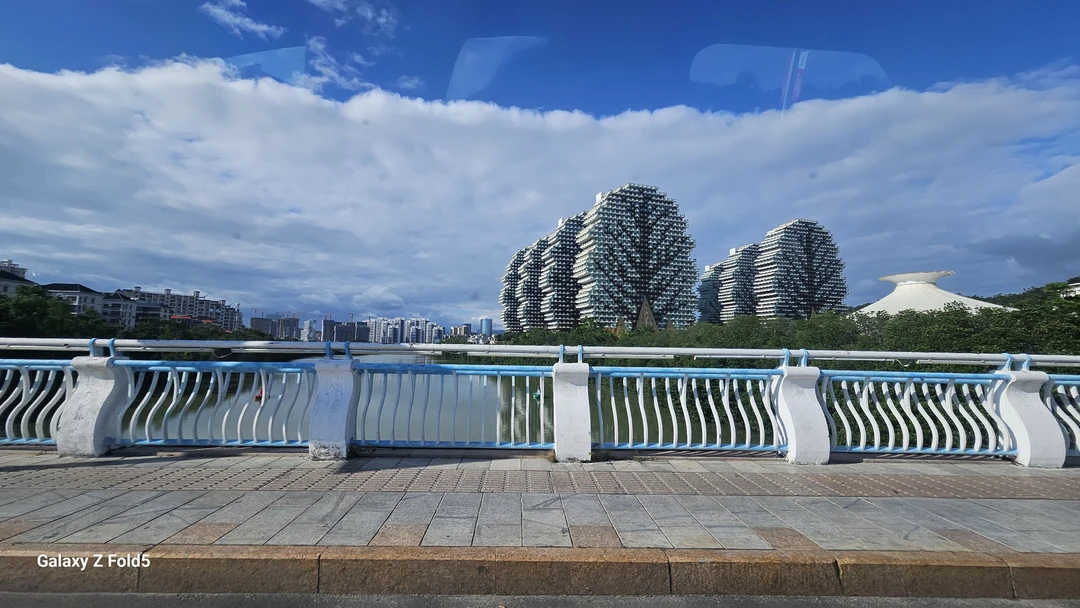 Все прошло хорошо. Гид был русскоговорящих, рассказал про город, везде организовал проходы по билетам. Помогал с покупкой сувениров