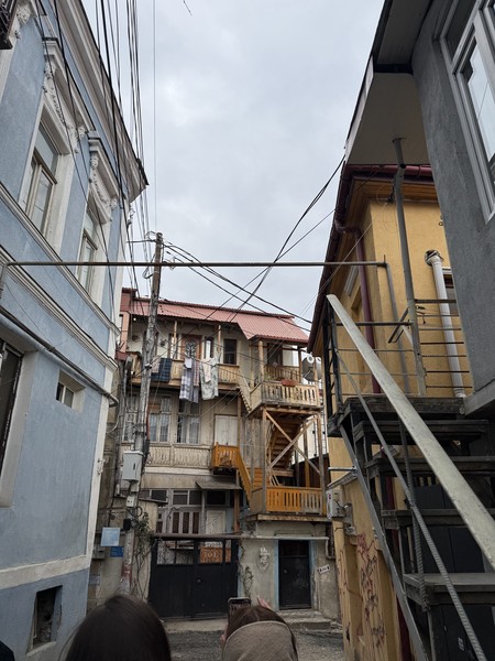 Спасибо Владимиру за интересную экскурсию, посещали как популярные туристические точки так и нетривиальные местечки, удалось увидеть