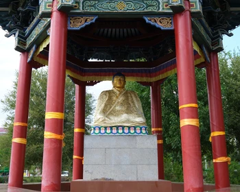 Центр Элисты: Пагода семи дней, статуя Будды Шакьямуни, Золотые ворота, мемориал «Исход и возвращение»