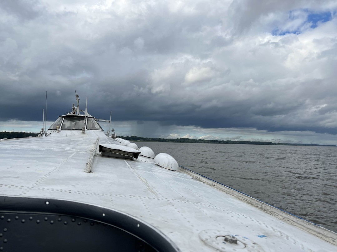 Внутри очень скучно, на такси будет дешевле в два раза если вдвоем, а вот если выйти наверх, то так достаточно интересно добираться, там только стоя