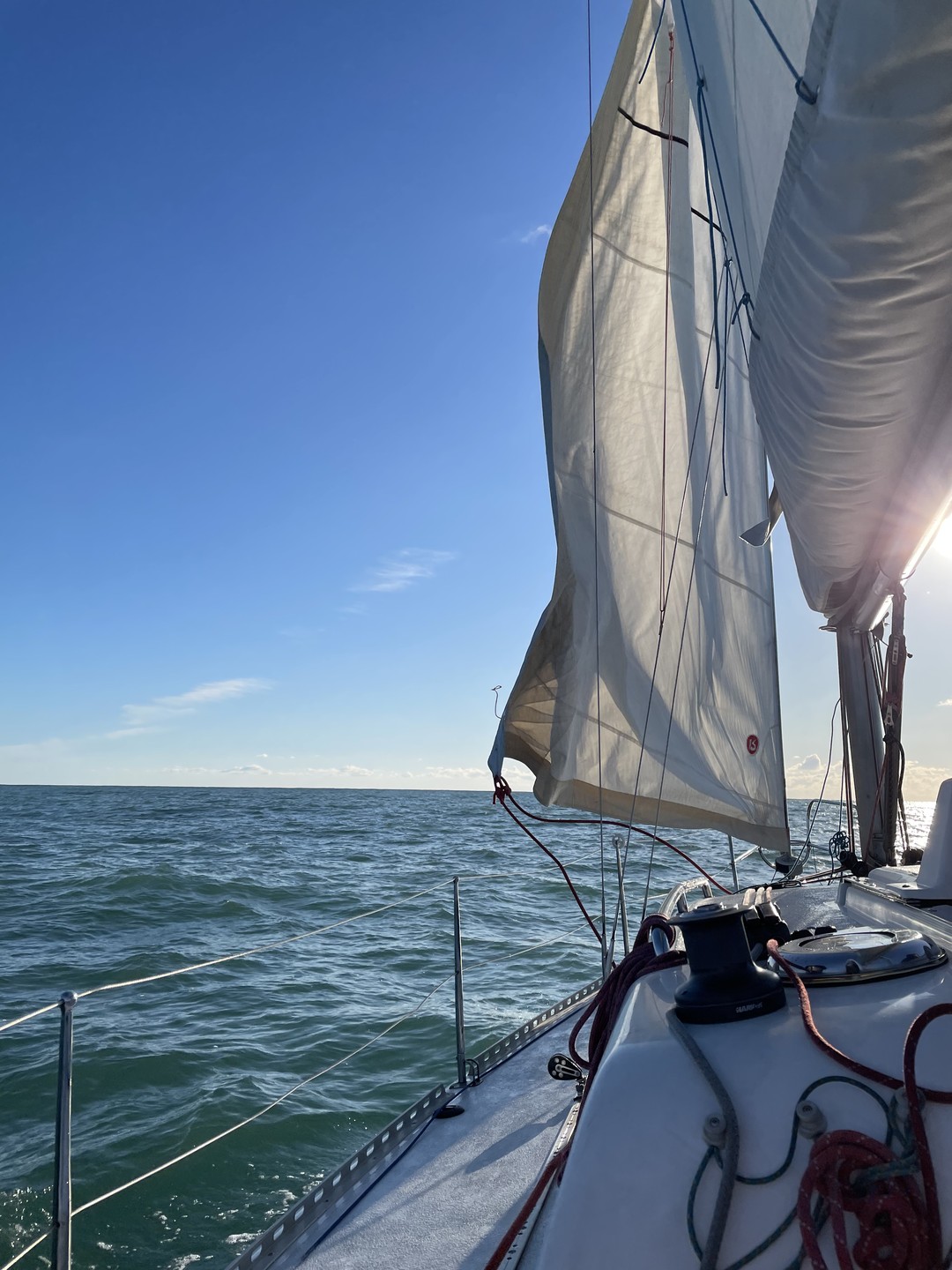 Очень классное путешествие на яхте, катались на закате, удалось поставить парус и порулить. Однозначно стоит попробовать